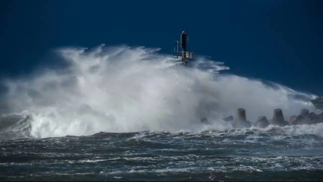 BMKG: Siklon Tropis FUNG-WONG Sebabkan Gelombang Tinggi 4 Meter di Wilayah Ini 8-11 November