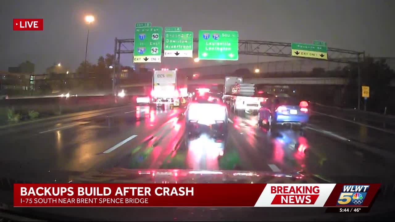 Crash involving semi truck blocking lanes on I-71/75 in Covington