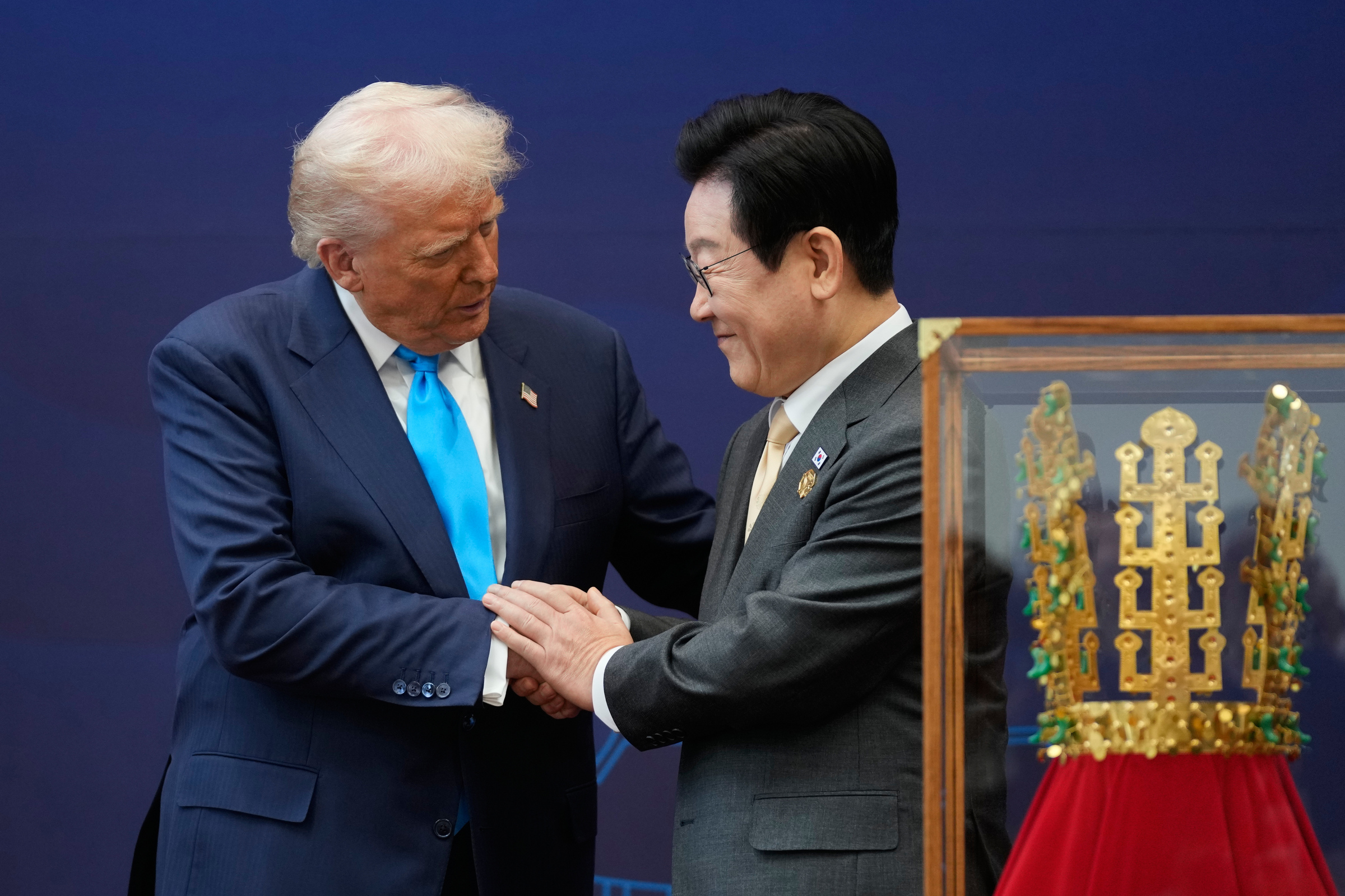 Niềm vui của ông Trump khi được Hàn Quốc tặng vương miện vàng