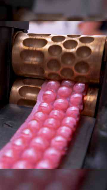 What happens inside a candy drop roller machine
