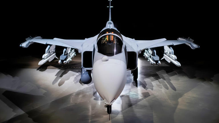Canada doesn’t have to choose: Buy all 88 F-35s and add the JAS 39 Saab ...