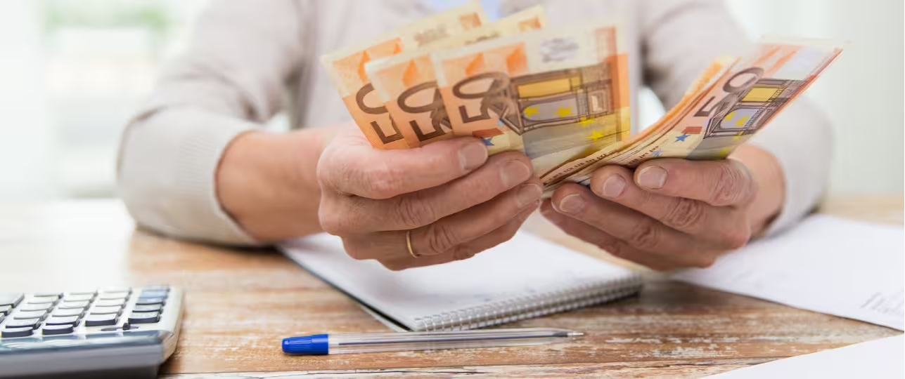 Extra geld verdienen naast je AOW-uitkering en pensioen inkomsten