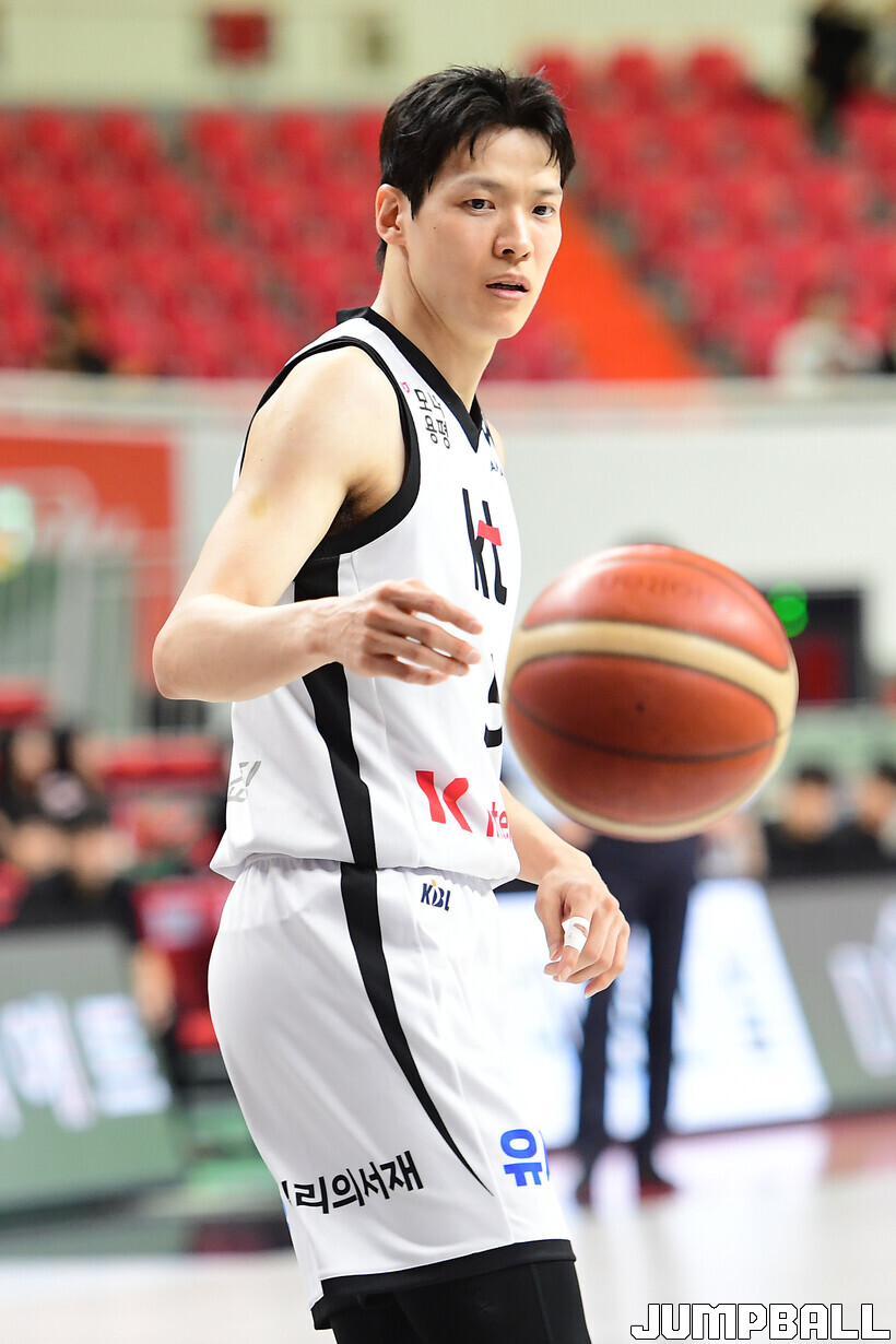 [화보] 수원 KT, 울산에서 현대모비스와 접전끝에 76-73으로 승리