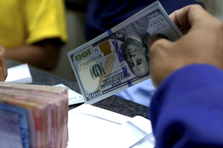Dollar AS menguat, rupiah bertahan di tengah tekanan global