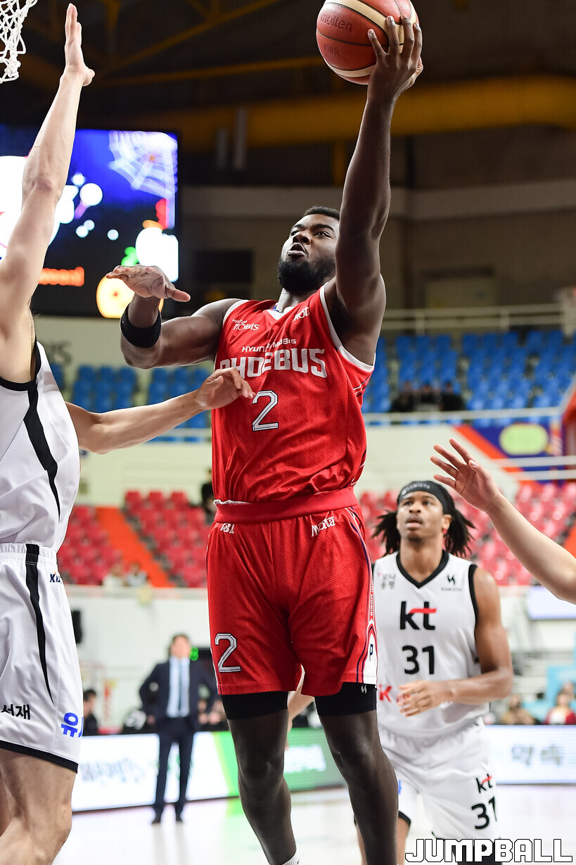[화보] 수원 KT, 울산에서 현대모비스와 접전끝에 76-73으로 승리