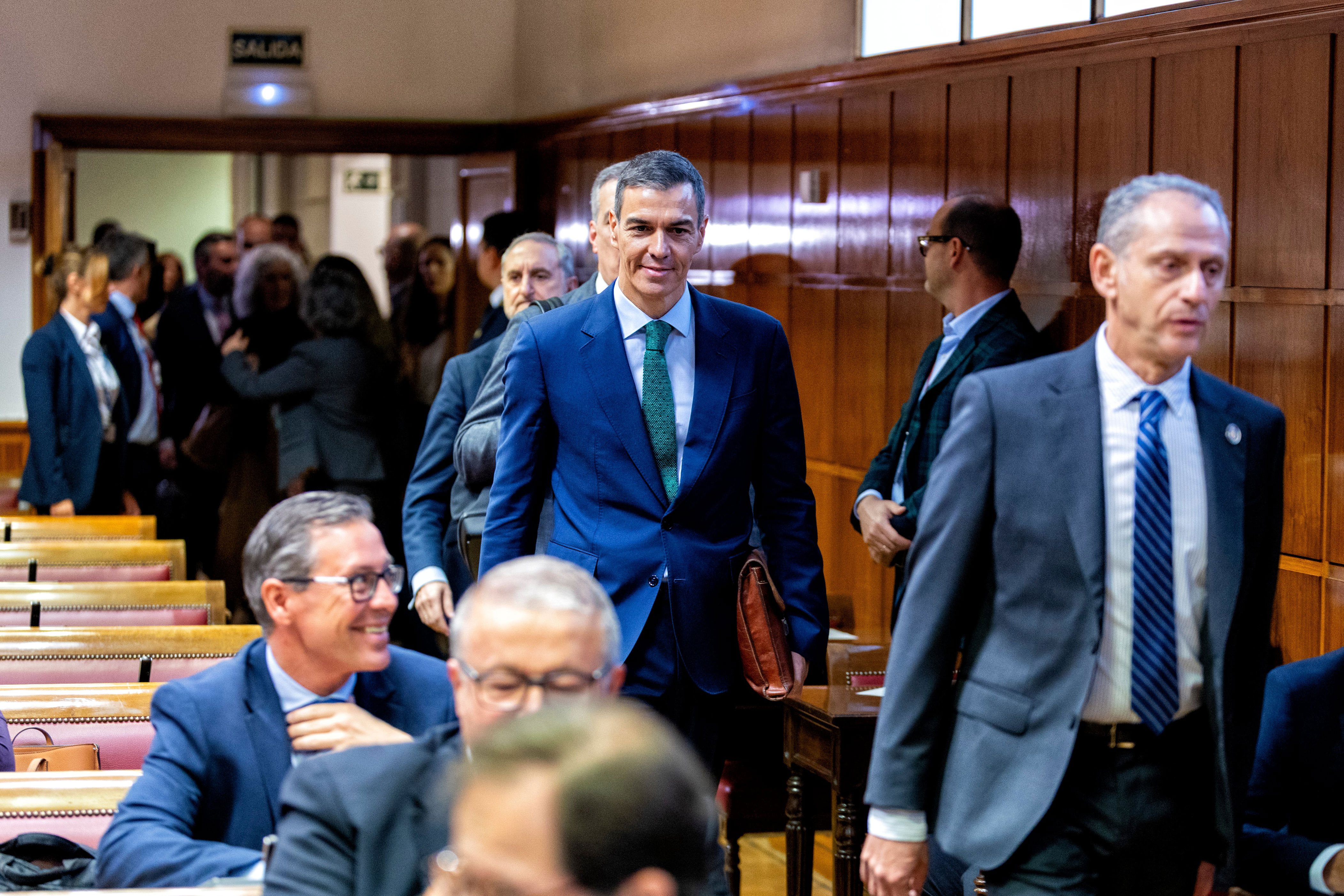 Tensión, burlas y un caótico interrogatorio del PP a Sánchez en la ...