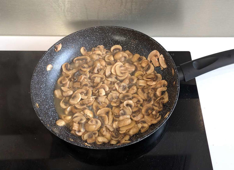 Passo 2 - Macarrão cremoso com cogumelos: fácil de fazer, difícil de esquecer