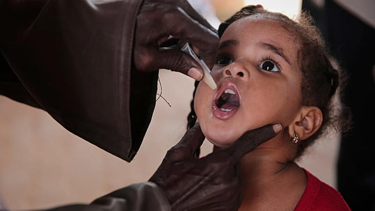 Une fillette soudanaise reçoit un vaccin oral contre le choléra lors d'une campagne de vaccination de 10 jours à Khartoum, au Soudan, le 13 août 2025.
