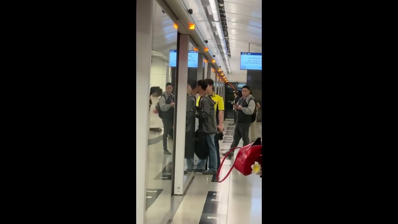 unruly-passenger-kicked-off-subway-train-for-blocking-door