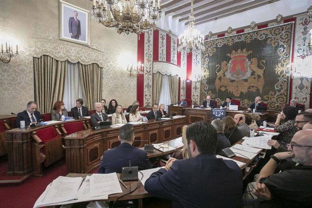 PP y Vox rechazan en el pleno reprobar a la edil Begoña León por su ...