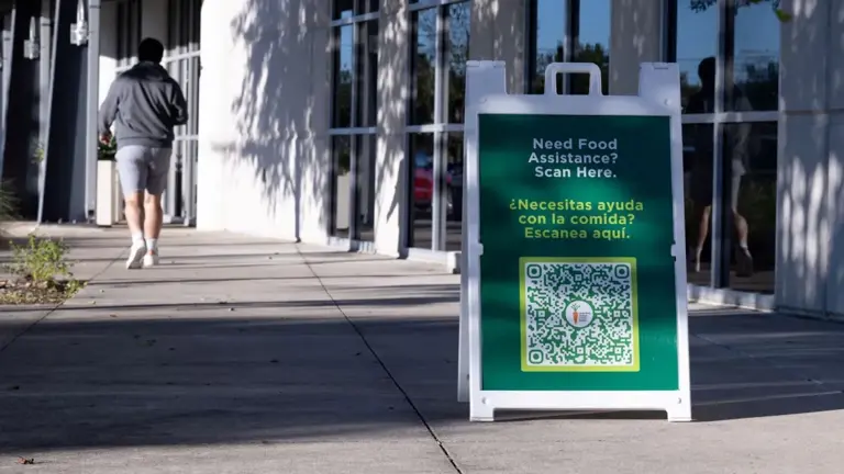 Mientras el cierre del gobierno se acerca a un récord, un juez se dispone a ordenar la financiación del programa SNAP.