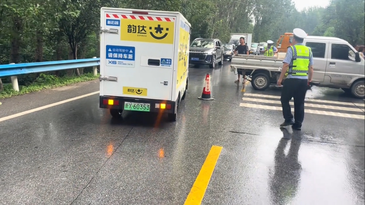driverless-delivery-vehicle-navigates-accident-scene-in-henan-china