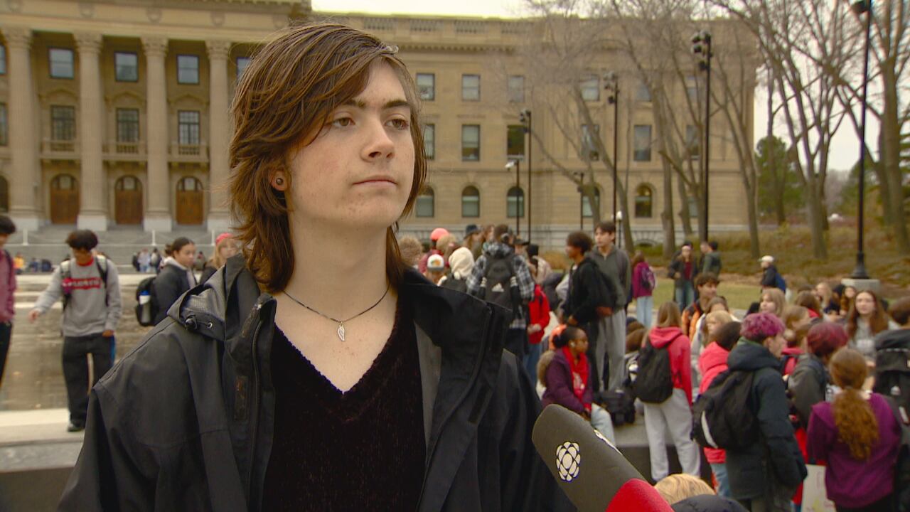 Alberta Students Skip Class to Support Teachers