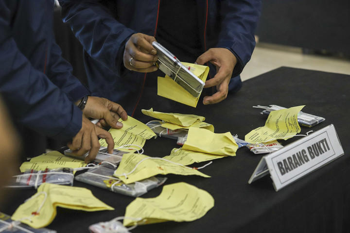 Sejumlah kepolisian menunjukkan barang bukti yang digunakan tersangka kasus penipuan online dan tindak pidana pencucian uang (TPPU) di Polda Metro Jaya, Jakarta, Jumat (31/10/2025). Foto: Iqbal Firdaus/kumparan