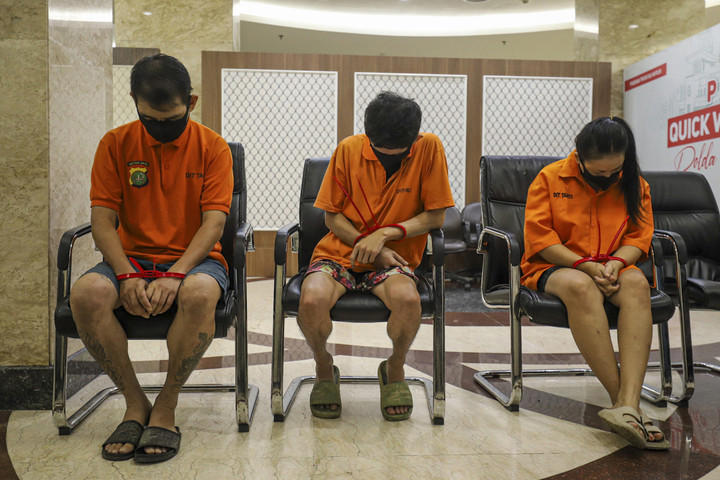 Sejumlah tersangka kasus penipuan online dan tindak pidana pencucian uang (TPPU) diperlihatkan dalam sesi konferensi pers di Polda Metro Jaya, Jakarta, Jumat (31/10/2025). Foto: Iqbal Firdaus/kumparan