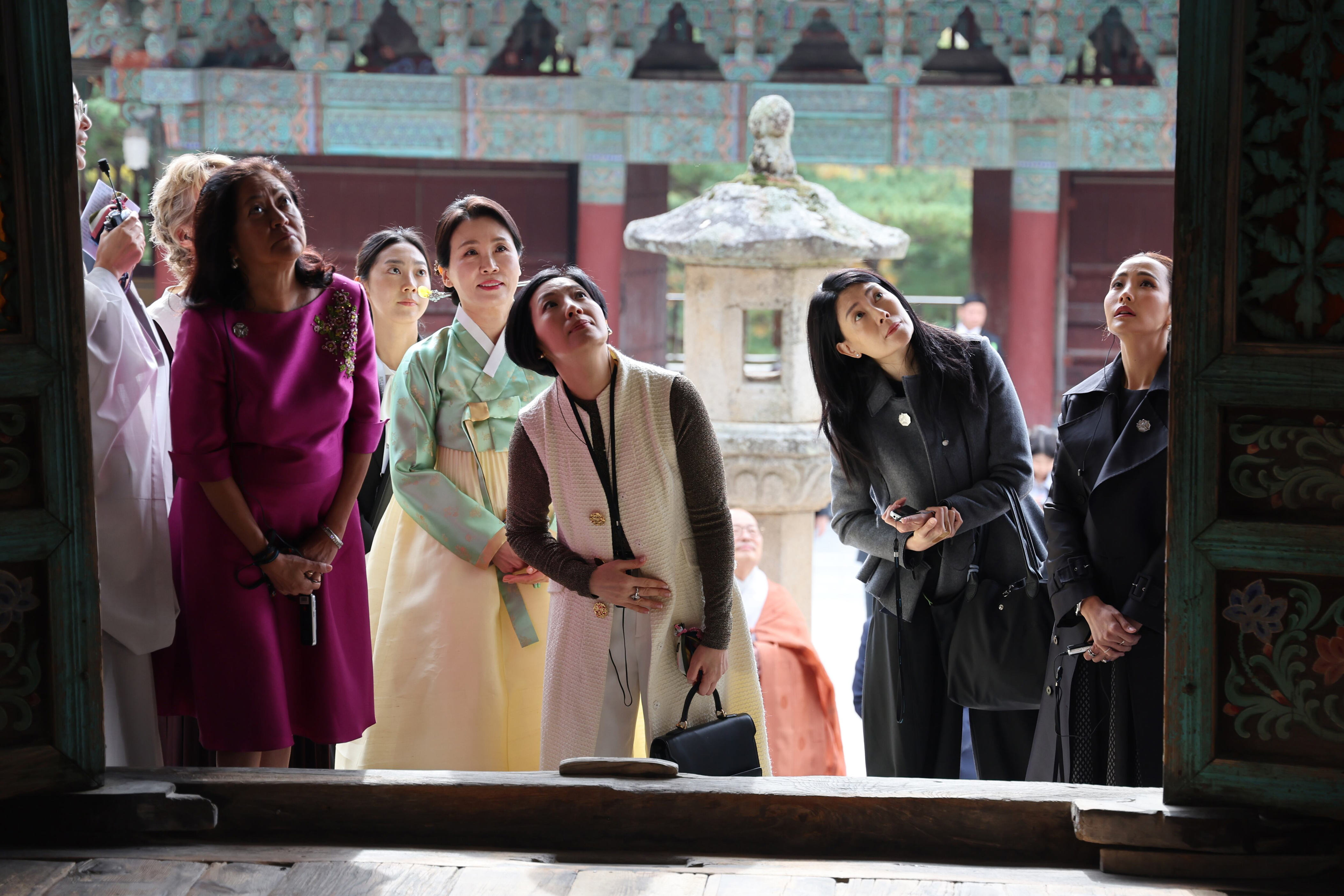 First Lady Kim Hye-kyung Showcases Hanbok at APEC Cultural Events