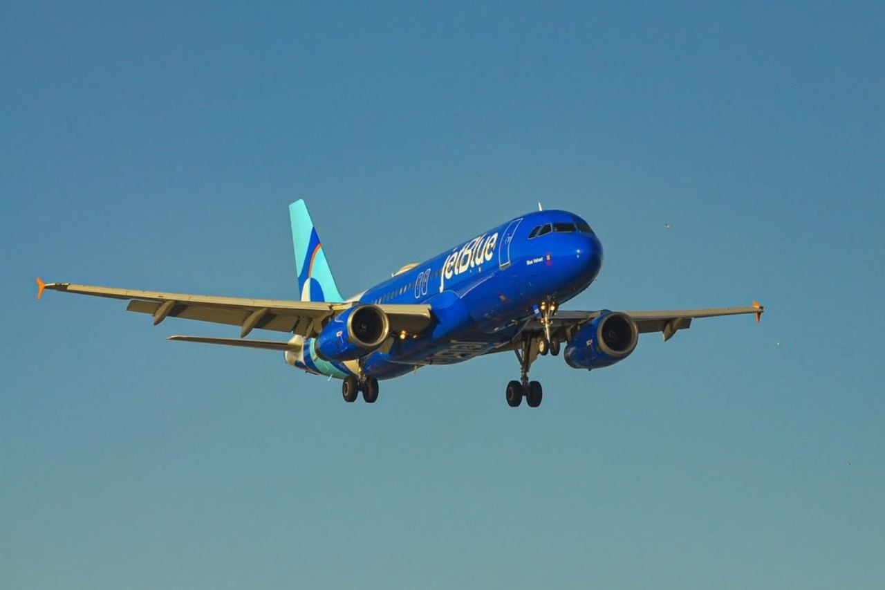 Vuelo de JetBlue de Cancún a Nueva Jersey realiza aterrizaje de ...