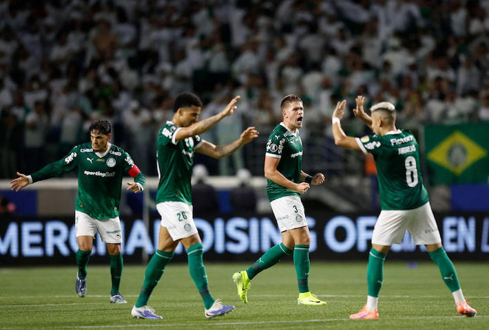 Palmeirenses comemoram gol contra a LDU pela semifinal da Libertadores Foto: Miguel Schincariol/AFP