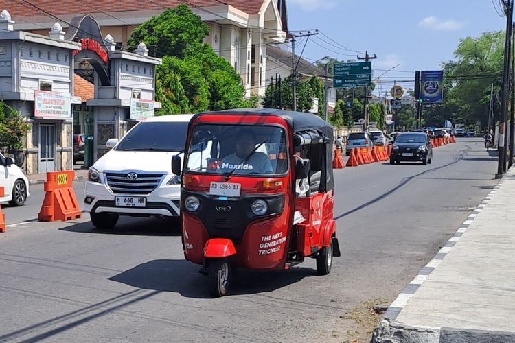Potret bajaj atau angkutan roda tiga yang beroperasional di Kota Solo, Jawa Tengah.