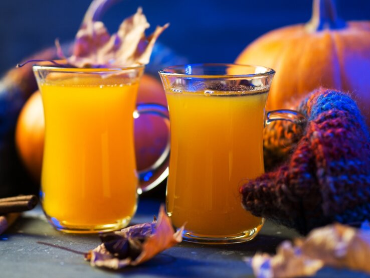 Halloween-Bowle mit Kürbis – verfeinert mit edlem Gewürz-Sirup
