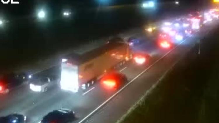 Traffic alert: Part of I-75 shut down after crash in Hillsborough