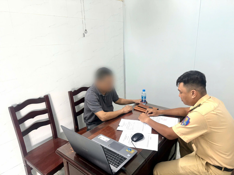 Phạt nặng tài xế lái ô tô ngược chiều ở TPHCM