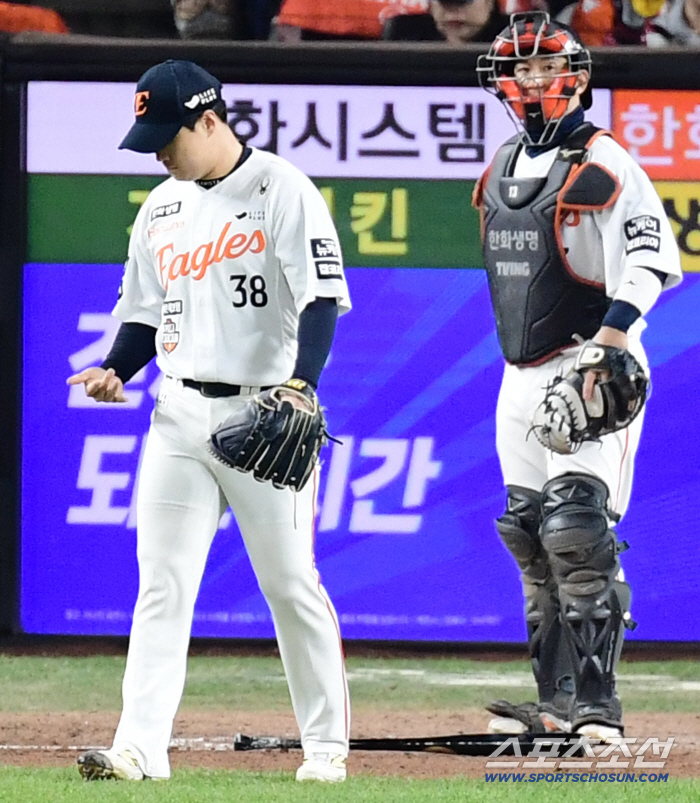 [포토] 김종수 &lsquo;아쉬운 송구 실책&rsquo;