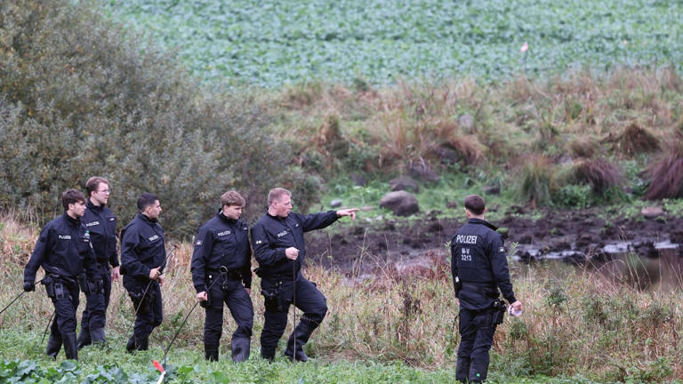 Polizisten durchkämmen das Areal im weiten Umkreis vom Fundort von Fabians Leichnam (Archivbild). (Quelle: Bernd Wüstneck/dpa)