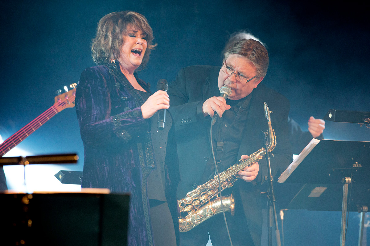 Wenche Myhre og broren Reidar på scenen sammen. Foto: Håkon Mosvold Larsen / NTB