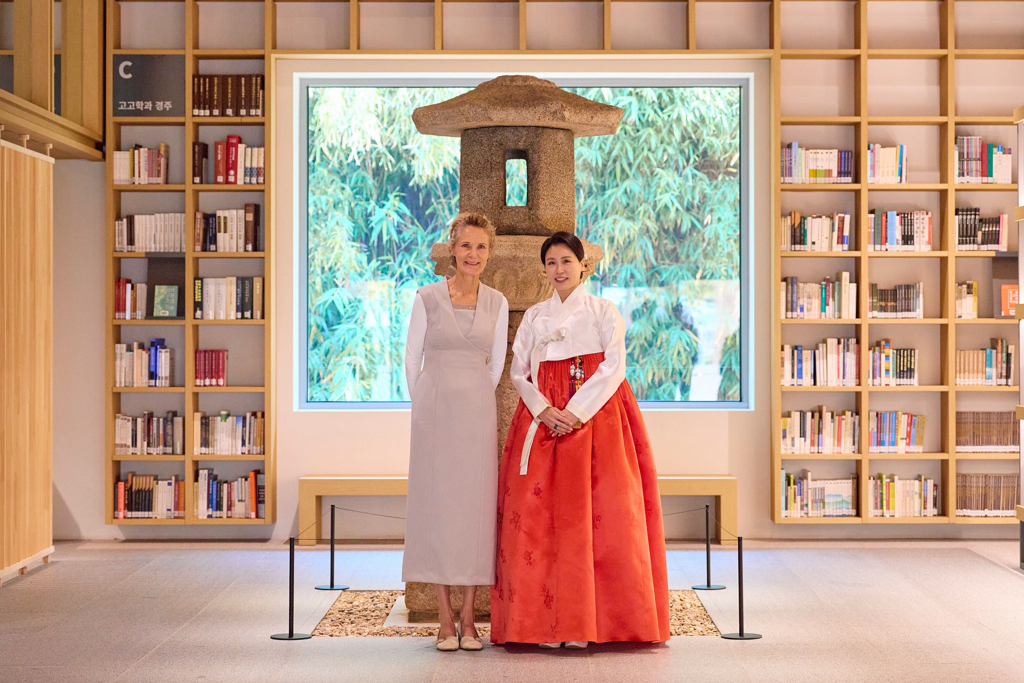 First Lady Kim Hye-kyung Showcases Hanbok at APEC Cultural Events