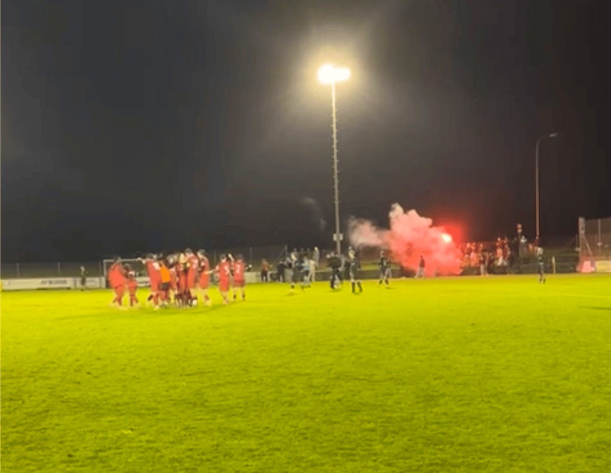 Eklat im Juniorenfussball: Zuschauer stürmen Feld mit Pyro