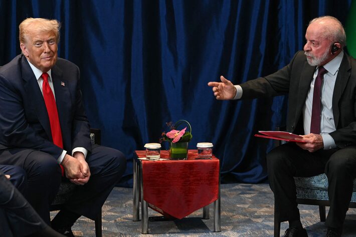 O presidente dos Estados Unidos, Donald Trump, conversa o presidente do Brasil, Luiz Inácio Lula da Silva, em Kuala Lumpur, na Malásia Foto: Andrew Caballero-Reynolds/AFP