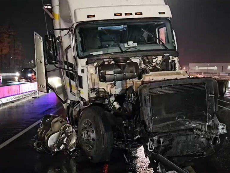 Hwy. 401 express lanes reopened after crash in Mississauga