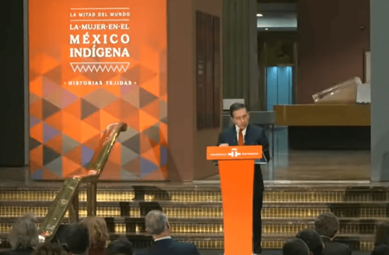 El canciller español José Manuel Albares, durante la inauguración de la exposición “Mujeres del Maíz y del Cosmos”. Imagen de la conferencia de prensa
