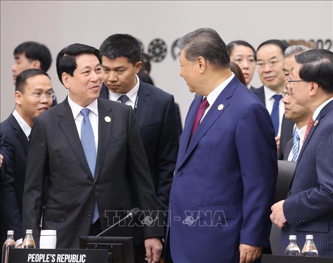 Chủ tịch nước Lương Cường với Tổng Bí thư, Chủ tịch Trung Quốc Tập Cận Bình tại Hội nghị cấp cao Diễn đàn Hợp tác kinh tế châu Á - Thái Bình Dương (APEC) lần thứ 32 - Ảnh: TTXVN