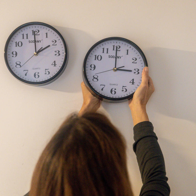 Daylight saving time ends as clocks 