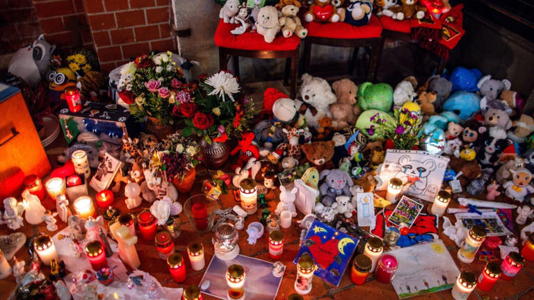 Kerzen, Plüschtiere und handgeschriebene Zettel wurden vor Beginn des Trauergottesdienstes für Fabian am Eingang zur Marienkirche abgelegt. (Quelle: Jens Büttner/dpa)