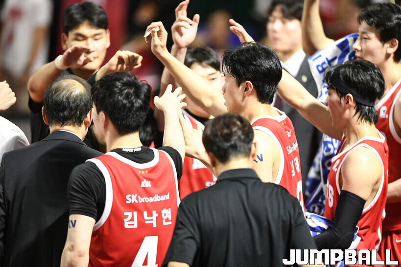 [화보] 5명 2자리수 득점 SK, 79-71로 한국가스공사에 승리