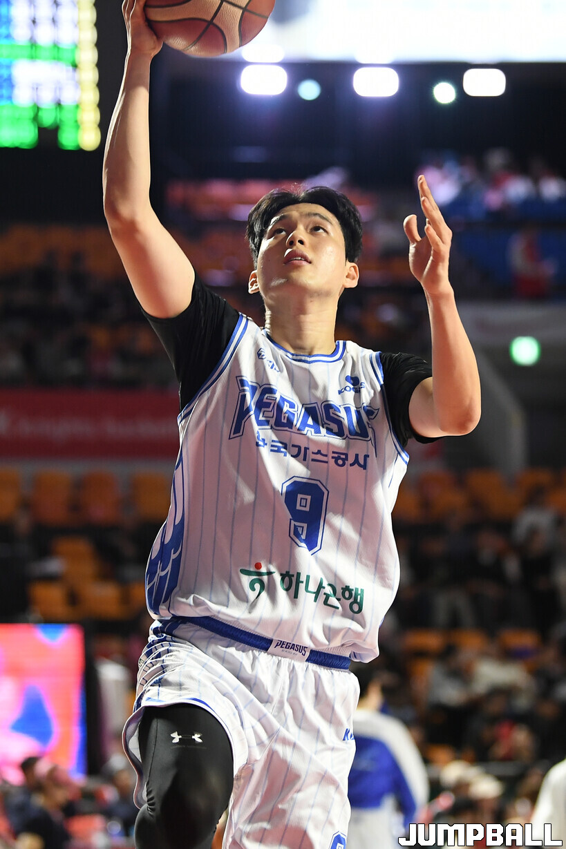 [화보] 5명 2자리수 득점 SK, 79-71로 한국가스공사에 승리