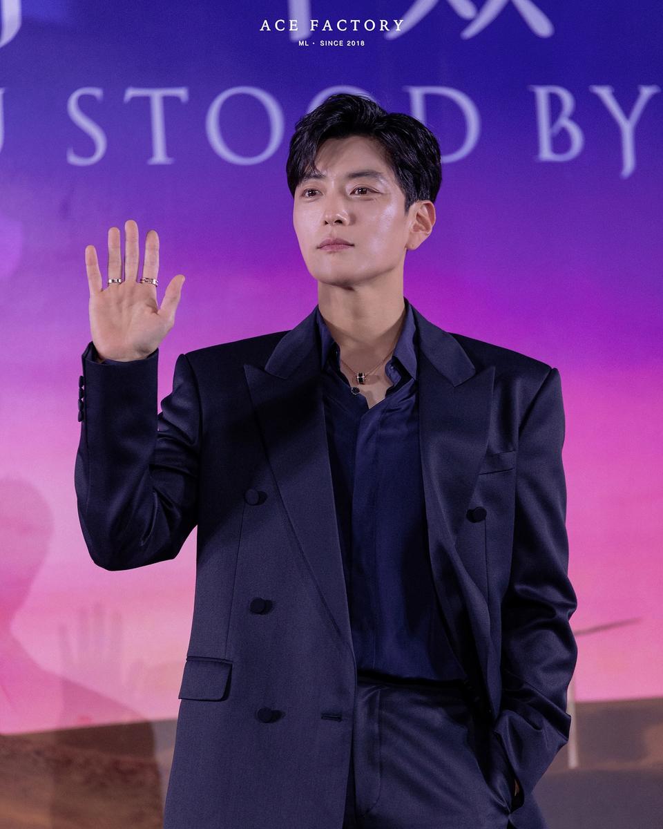 “깊은 눈빛에 담긴 온기”…장승조, 밤빛 아래 우아함→팬심 자극