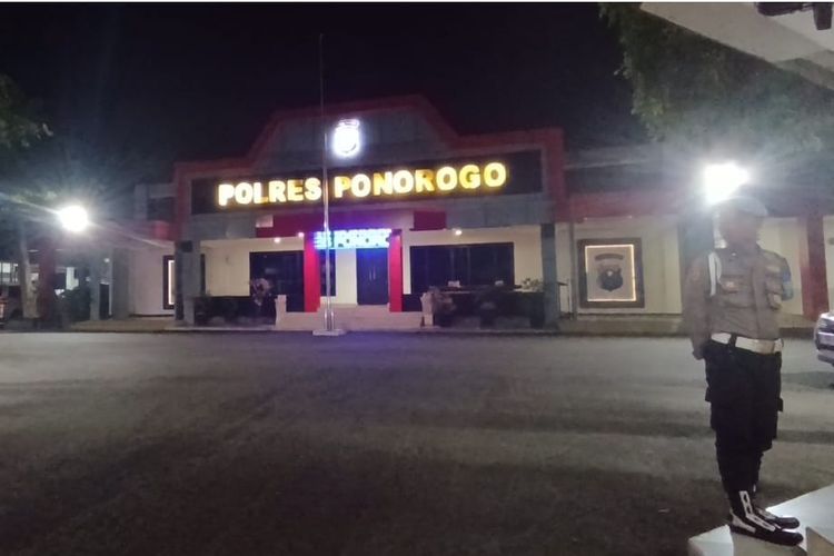 Dua Mobil Berpelat Luar Kota Masuk ke Mapolres Ponorogo, Terkait OTT Bupati?