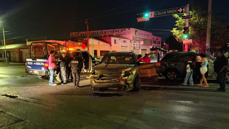 Conductor ebrio se pasa el semáforo en rojo y choca contra camioneta en ...