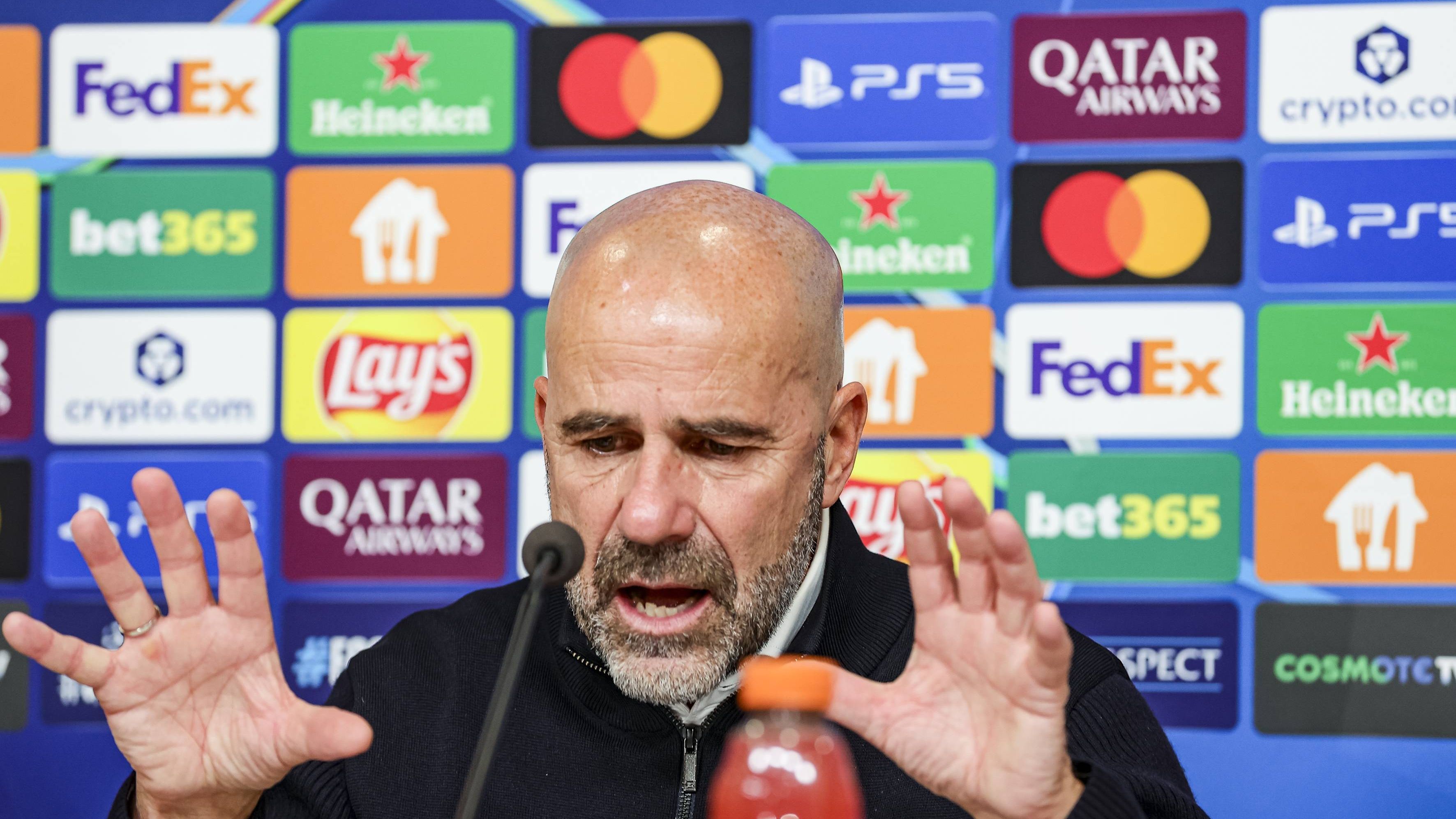 Peter Bosz maakt zich woest op persconferentie PSV: 'Sodemieter op! Wat ...