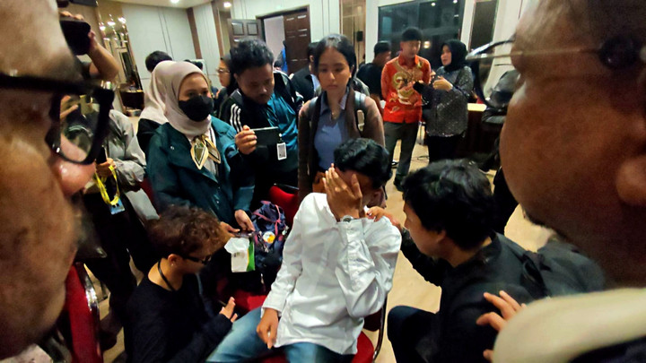 Air Mata Keluarga Farhan dan Reno Pecah di RS Polri Kramat Jati