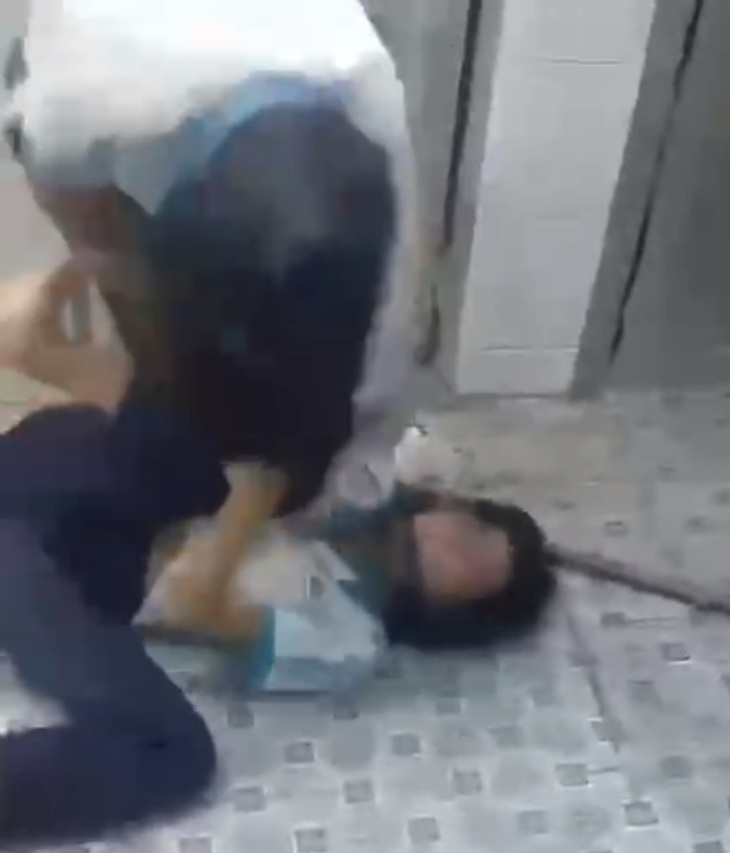 Vụ 2 nữ sinh đánh nhau trong nhà vệ sinh ở TP.HCM: Học sinh đứng xem cũng bị kỷ luật