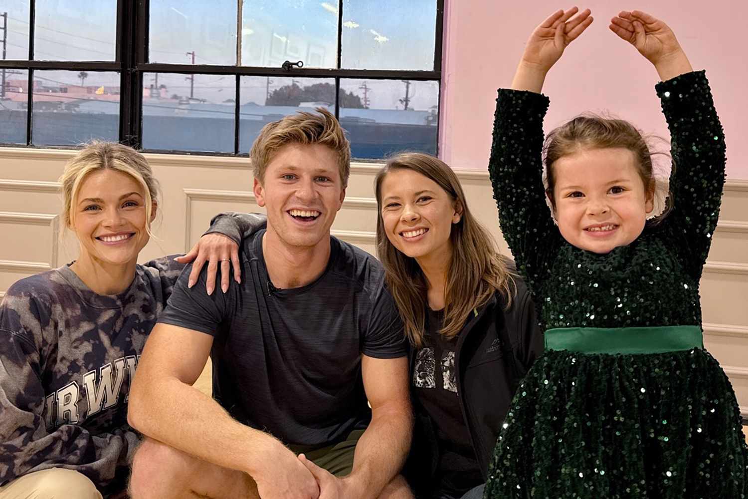 La hija de Bindi Irwin, Grace, se une adorablemente a su tío Robert Irwin y a Witney Carson para una «clase de baile» en el set de «Dancing with the Stars».