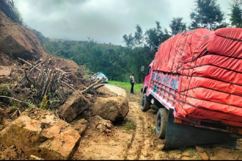 Polres Lanny Jaya Bantu Warga Yuta Terdampak Longsor