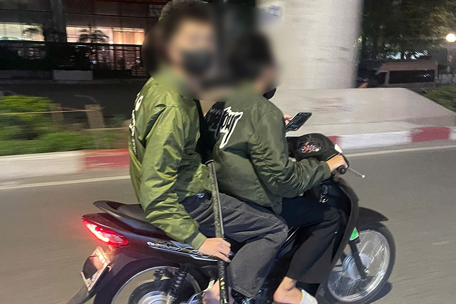 Bị Cảnh sát 141 kiểm tra, nhóm thiếu niên lộ clip cầm kiếm đi diễu phố