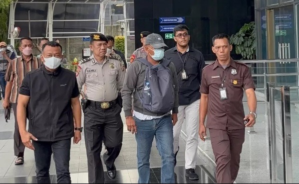 Bupati Ponorogo Tiba di Gedung KPK dengan Masker dan Pakaian Hitam