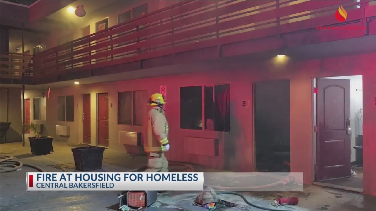 Firefighters extinguish fire on Oak Street